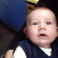 失聪宝宝##次带上助听器的反应，好感人!